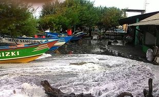 PANTAI DEPOK : 4 Rumah Makan Porak Poranda Kena Gelombang Tinggi