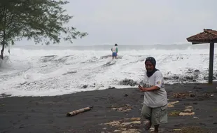 GELOMBANG TINGGI PANTAI SELATAN : Ombak Besar Diprediksi Hingga Agustus, Waspada!