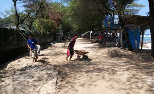 GELOMBANG TINGGI PANTAI SELATAN : Libur Panjang, Hati-hati dengan Ombak!