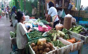 HARGA KEBUTUHAN POKOK : Harga Sayur Naik Cepat, Turun Perlahan