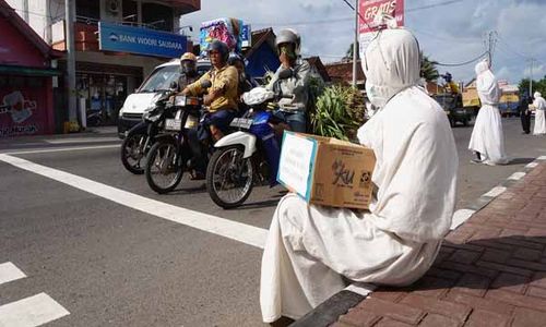 RAMADAN 2016 : Mahasiswa IKIP PGRI Wates Antarkan Paket Bantuan Warga Tak Mampu