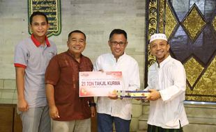 RAMADAN 2016 : Telkomsel Serahkan 21 ton Tajil Kurma