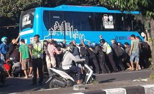 KECELAKAAN TRANS JOGJA : Ini Kesaksian Penumpang  Bus Trans Jogja yang Tabrak Sepeda Motor