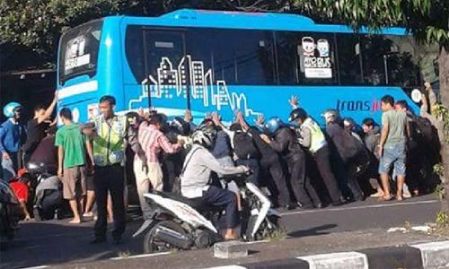 KECELAKAAN TRANS JOGJA : Pengakuan Sopir: Sudah Mengerem, Tiba-tiba Motor ke Kiri dan Masuk Kolong