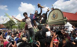 FOTO LEBARAN 2016 : Wisatawan pun Tertarik Berebut