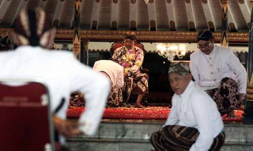 LEBARAN 2017 : Pemimpin Daerah Pria Ikuti Upacara Ngabekten