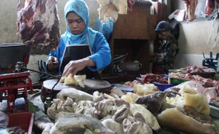 KEBUTUHAN POKOK SOLO : Pedagang Daging di Solo Tolak Jeroan Impor