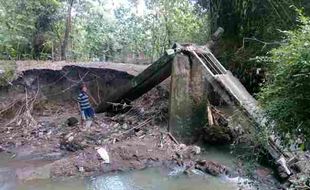 INFRASTRUKTUR SRAGEN : Jembatan Putus, Akses ke Makam Bugel Terganggu