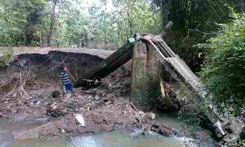 INFRASTRUKTUR SRAGEN : Jembatan Putus, Akses ke Makam Bugel Terganggu