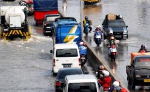 FOTO MUDIK 2016 : Hujan Semalaman, Jl. Kaligawe Tergenang