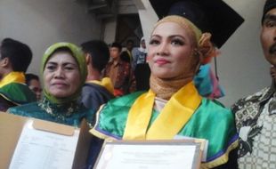 KISAH INSPIRATIF : Lulus Cum Laude, Anak Pemulung Dimanja Golkar