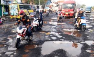 FOTO ROB SEMARANG : Begini Menyedihkannya Kondisi Jl. Kaligawe…