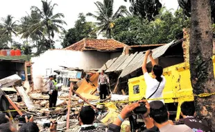 KECELAKAAN CIANJUR : Hantam Kendaraan dan Rumah, Truk Maut Tewaskan 10 Orang Sopir Selamat