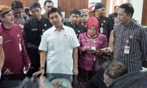 BIROKRASI JATENG : Yuddy Desak Pemprov Perbaiki Sistem Presensi