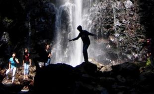 FOTO WISATA SEMARANG : Wisatawan Gembira di Air Terjun Curug Lawe