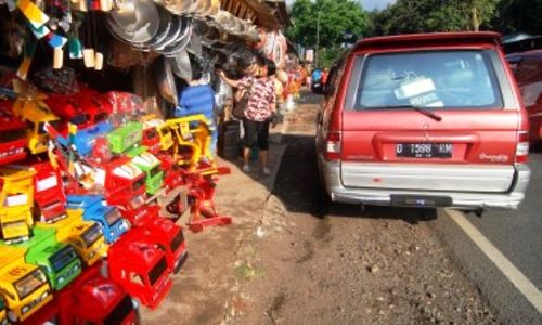 FOTO OLEH-OLEH SEMARANG : Karya Kerajinan di Lopait Diserbu Pemudik