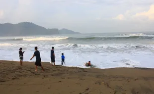 HELLO PACITAN : Kompetisi Surfing Internasional Diselenggarakan di Pantai Pancer Door Pacitan