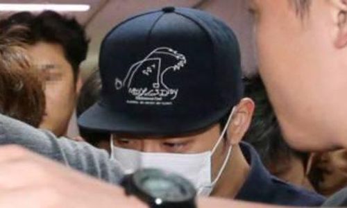 K-POP : Penuhi Panggilan Polisi, Yoochun Tutup Rapat Wajahnya