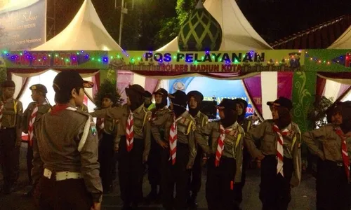 FOTO MUDIK LEBARAN 2016 : Anggota Pramuka Madiun Bantu Atur Lalu Lintas