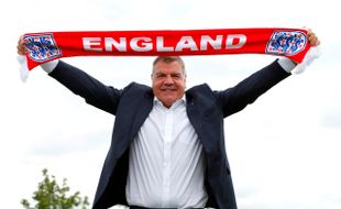 Sam Allardyce Halau Stres dengan Hadiri Launching Buku