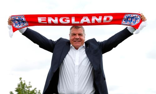 Sam Allardyce Halau Stres dengan Hadiri Launching Buku