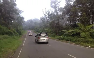 FOTO MUDIK LEBARAN 2016 : Hati-Hati Lintasi Jalur Tawangmangu-Sarangan, Kabut Tebal Tutupi Jalan