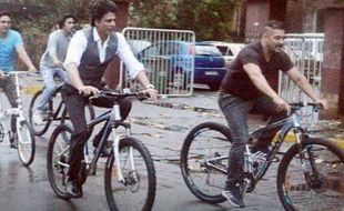 BOLLYWOOD : Cerita di Balik Salman Khan dan Shahrukh Khan Bersepeda Bareng