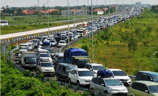 LEBARAN 2016 : Brebes Timur Lumpuh, Macet 22 Km!