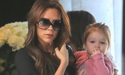 SENSASI ARTIS : Foto Victoria Beckham Cium Bibir Harper Jadi Kontroversi