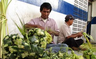 FOTO KETUPAT : Lebaran, Harga Selongsong Ketupat Naik