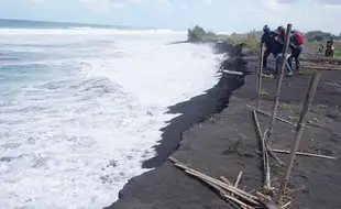  ABRASI PANTAI SELATAN : Gelombang Tinggi Tak Separah Medio Bulan Puasa, Tapi ..