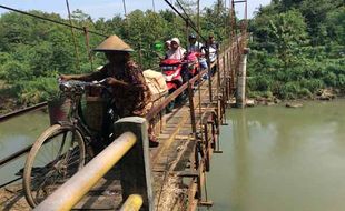    INFRASTRUKTUR BANTUL : Longsor Jadi Ancaman, Warga Tetap Pilih Lewat Jembatan Nambangan