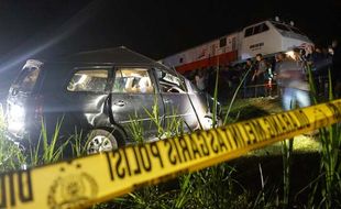 KECELAKAAN KERETA : Selang Angin Kereta Rusak karena Tabrakan, Mobil Terseret 300 Meter