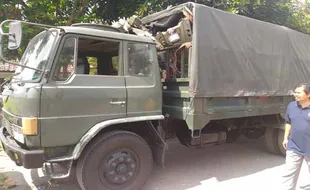 KECELAKAAN UDARA : Warga Bergotong Royong Bantu Bersihkan Rumah Rusak