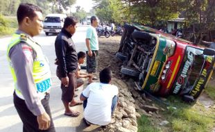 KECELAKAAN SRAGEN : Kejar-Kejaran dengan Bus, Minibus Terguling di Jalan Solo-Purwodadi