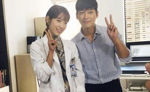 DRAMA KOREA : Bintangi Doctors, Nam Goong Min Pamer Foto Bareng Park Shin Hye