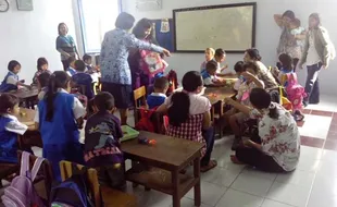 HARI PERTAMA SEKOLAH : Ayah dan Ibu Antar Anak Sekolah, Pura-pura Tinggal Pergi, Eh, Anaknya Nangis