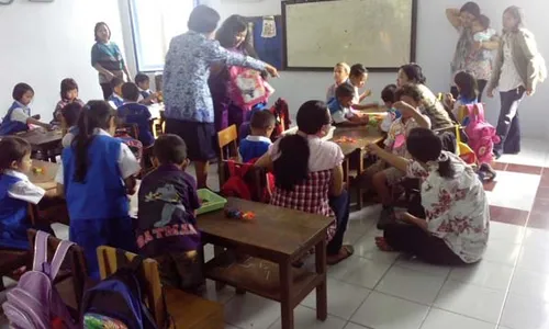 HARI PERTAMA SEKOLAH : Ayah dan Ibu Antar Anak Sekolah, Pura-pura Tinggal Pergi, Eh, Anaknya Nangis