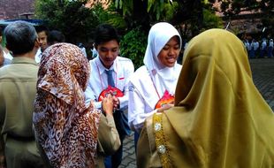 HARI PERTAMA SEKOLAH : Siswa Baru SMAN 3 Jogja Mengenakan Kalung Unik