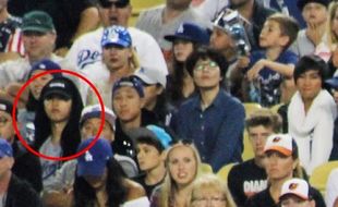 SENSASI ARTIS : Song Joong Ki Tepergok Nonton Baseball di LA