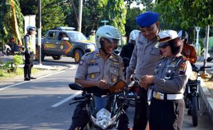 DISIPLIN POLISI : 20 Polisi Terjaring Razia Tim Satlantas dan Provos Sragen