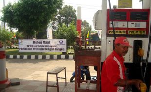 BAHAN BAKAR MINYAK : KTNA Sragen Minta Spanduk Larangan Beli Premium Berjeriken Dicopot