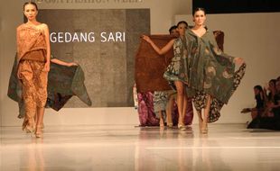  JOGJA FASHION WEEK :  Diguyur Hujan, Karnaval Tetap Meriah