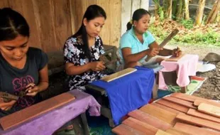 FOTO KERAJINAN DEMAK : Pemarut Kelapa Jateng dari Limbah Kayu