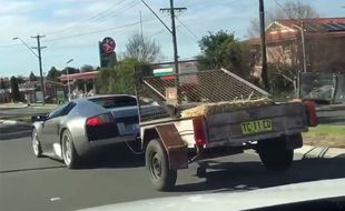 MOBIL LAMBORGHINI : Ini Baru Gereget! Tarik Gerobak Kambing Pakai Lamborghini