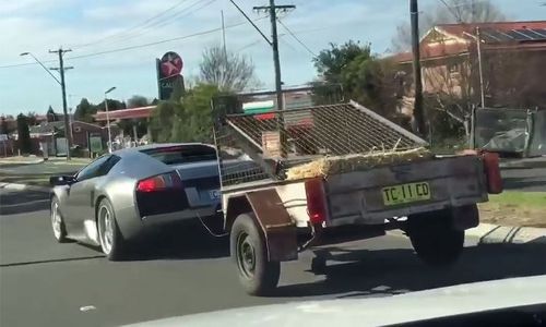 MOBIL LAMBORGHINI : Ini Baru Gereget! Tarik Gerobak Kambing Pakai Lamborghini