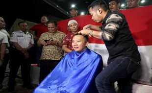 OLIMPIADE 2016 : Owi/Butet Raih Emas, Menpora Penuhi Nazar Cukur Rambut