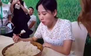 KISAH UNIK : Sekali Duduk, Gadis Ini Lahap 4 Kg Nasi dan 108 Lumpia