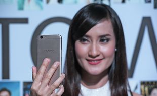 PENJUALAN SMARTPHONE : Wow, Laris Manis, F1s Terjual Setiap Satu Menit