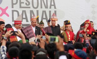 Hina Jokowi Pakai Topi Khas Batak, Facebooker Dipolisikan